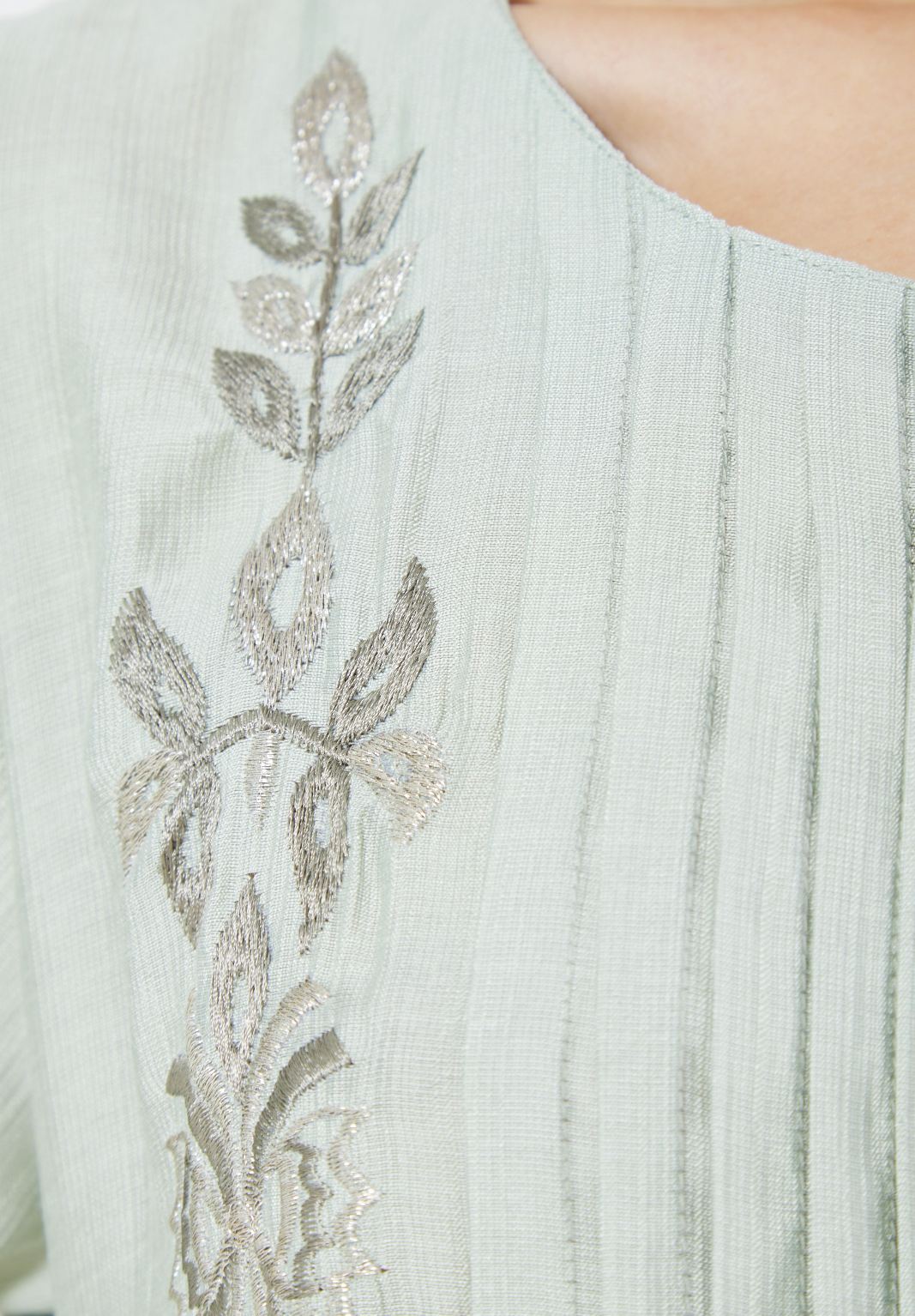 Beautiful Embroidered Pleat Detailed Long Dress With Round Neckline And Long Sleeves