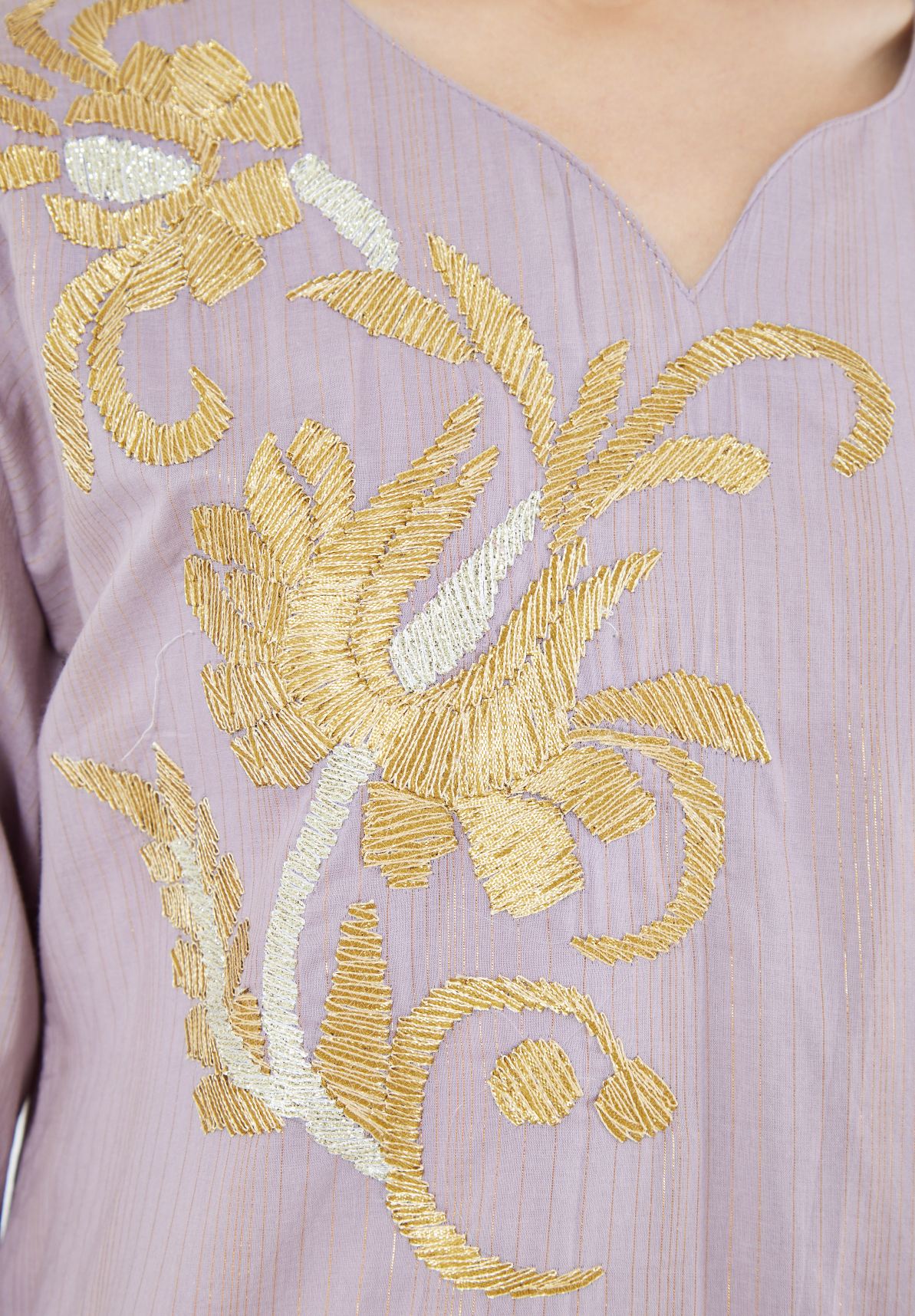 Stunning Embroidered Long Dress With V-Neckline And Long Sleeves
