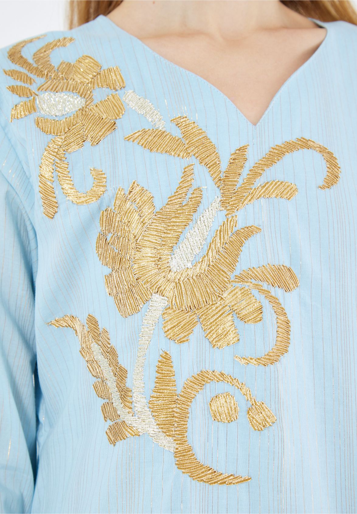 Stunning Embroidered Long Dress With V-Neckline And Long Sleeves
