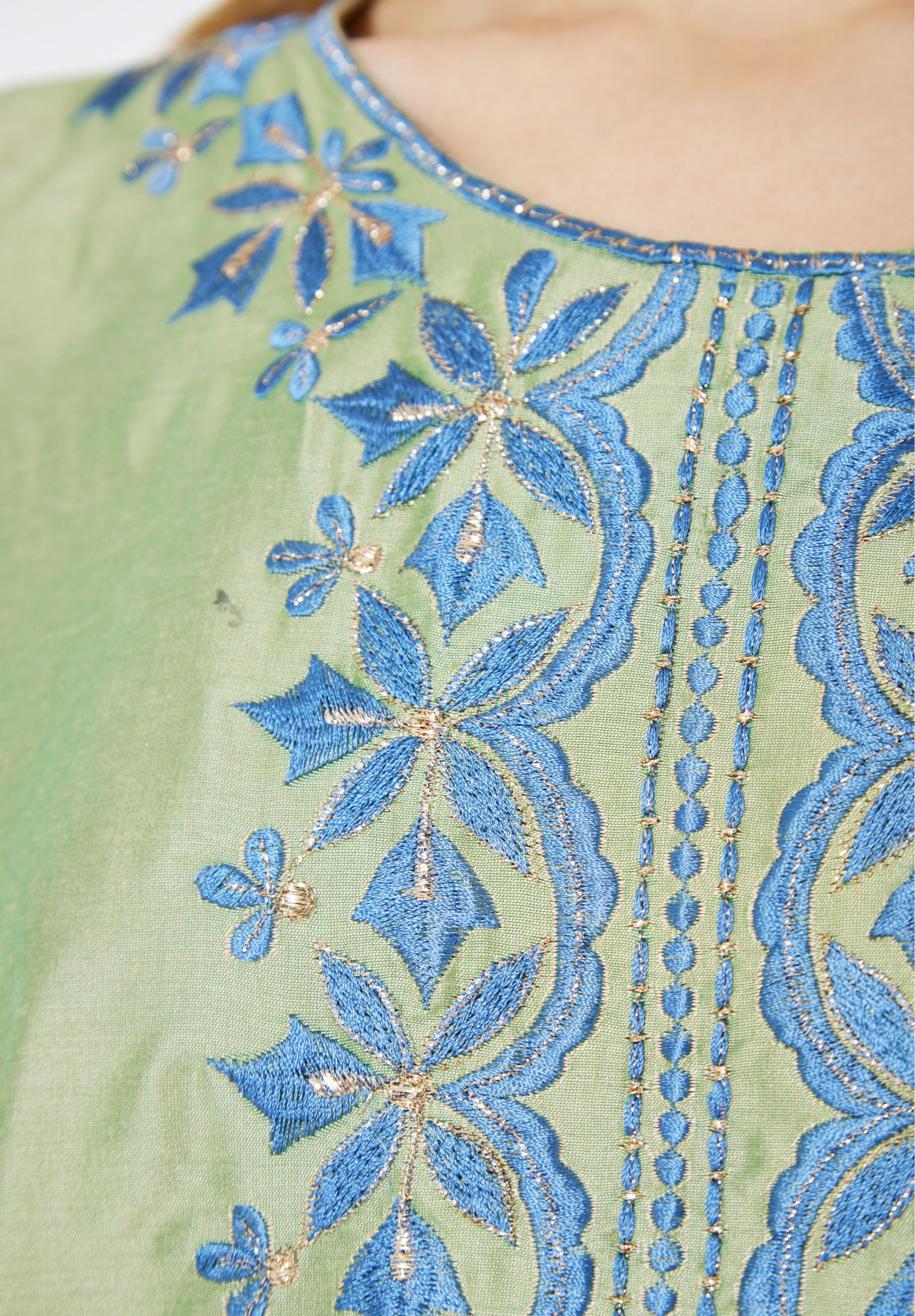 Beautiful Embroidered Taffeta Long Dress With Round Neckline And Long Sleeves