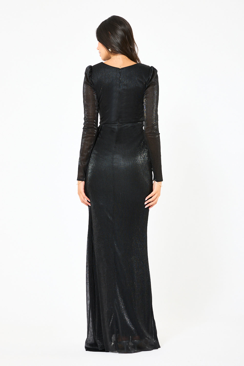 <tc>فستان سهرة لامع مع تفاصيل كشكش وانسيابية راقية</tc>