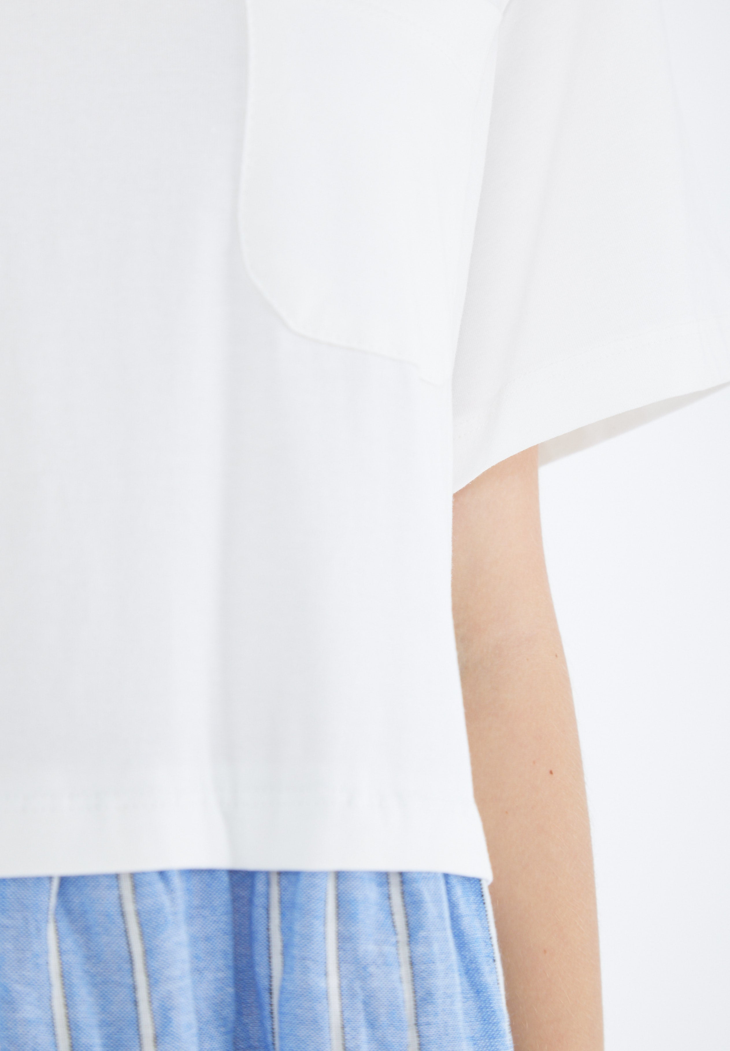 Simple And Elegant Midi Dress With Round Neckline With Short Sleeves