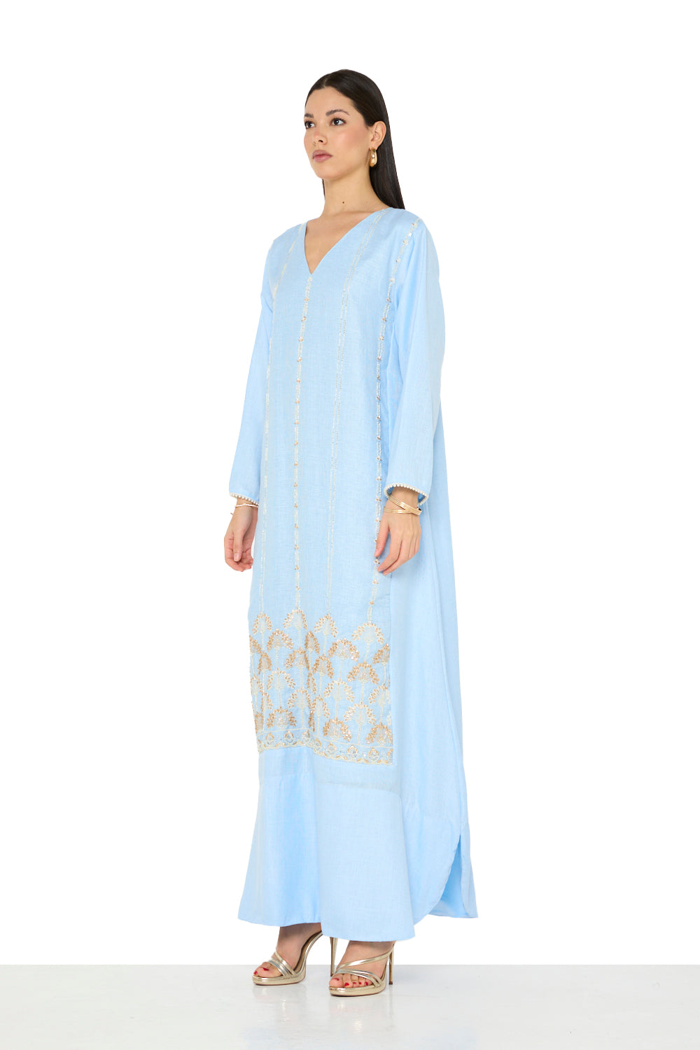 <tc>جلابية مطرزة بياقة على شكل حرف V</tc>