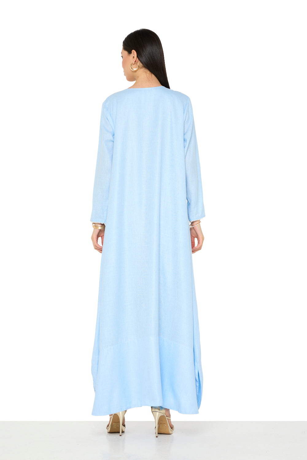 <tc>جلابية مطرزة بياقة على شكل حرف V</tc>