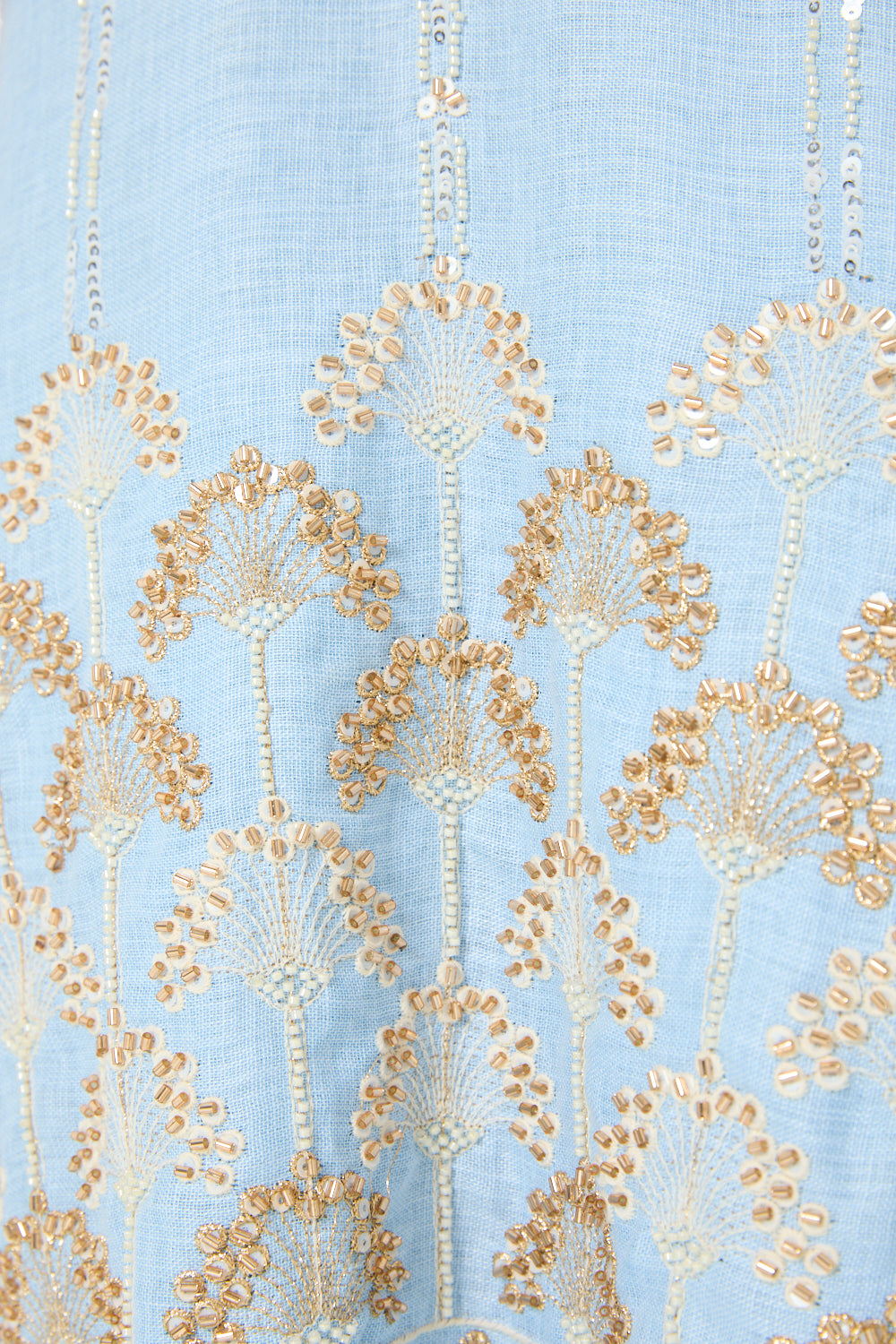 <tc>جلابية مطرزة بياقة على شكل حرف V</tc>