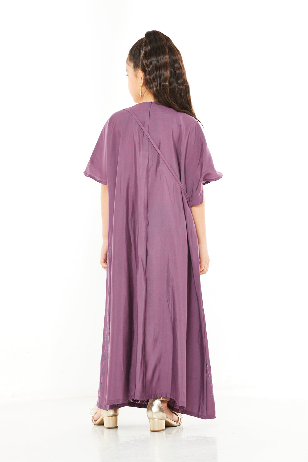 Soft Bloom Embroidered Button-Detail Jalabiya with Crossbody Bag